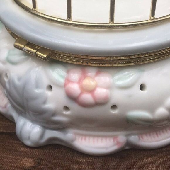 Trinket Box or Potpourri Holder Porcelain Doves in Gold-tone Cage on Hinged Lid - Picture 6 of 11